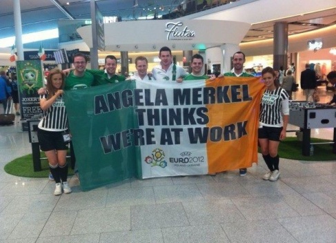Adeptos irlandeses enviam mensagem a Angela Merkel.